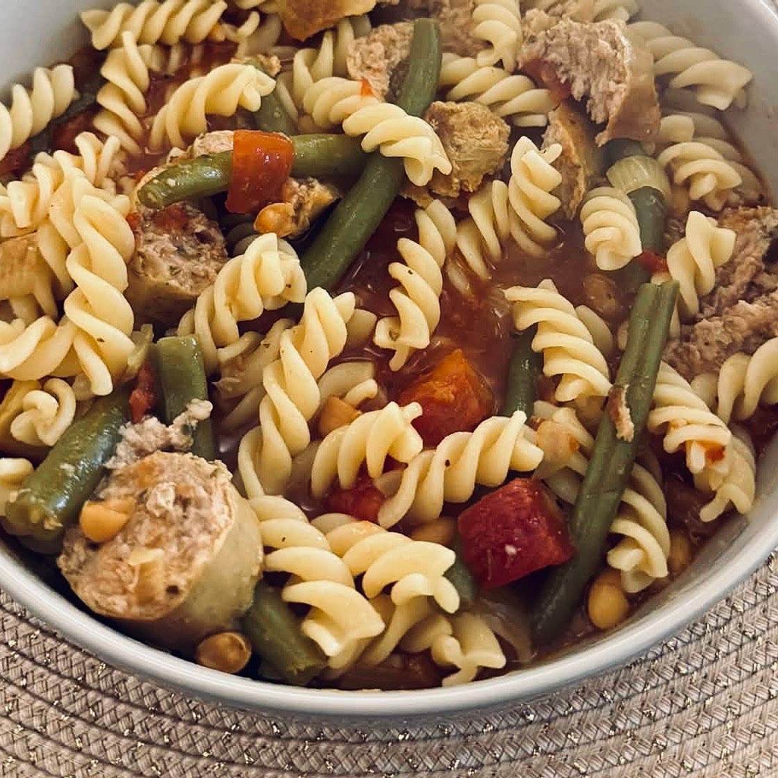 Pasta with sausages and green beans stew