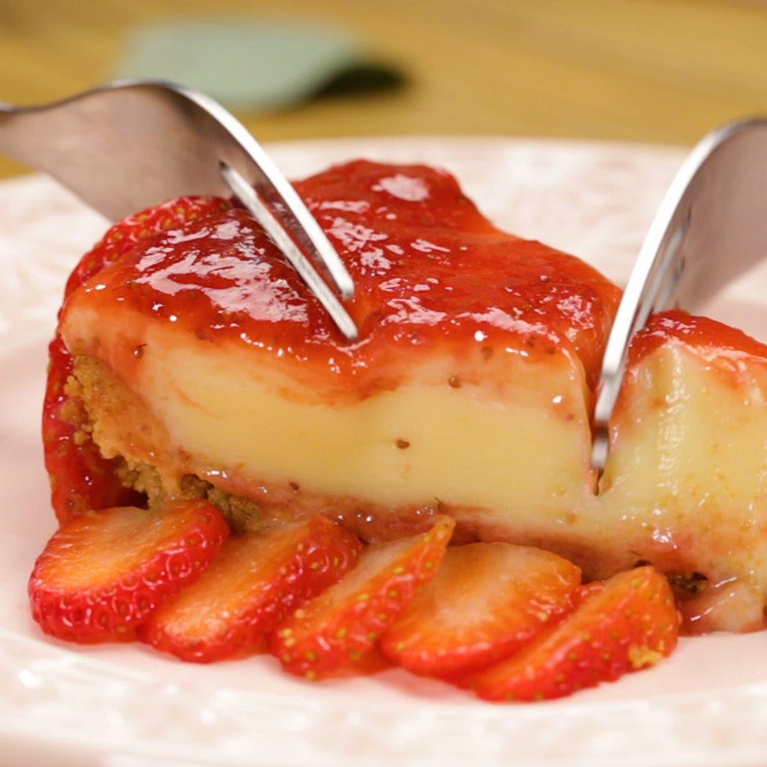 Torta de chocolate branco com calda de morango
