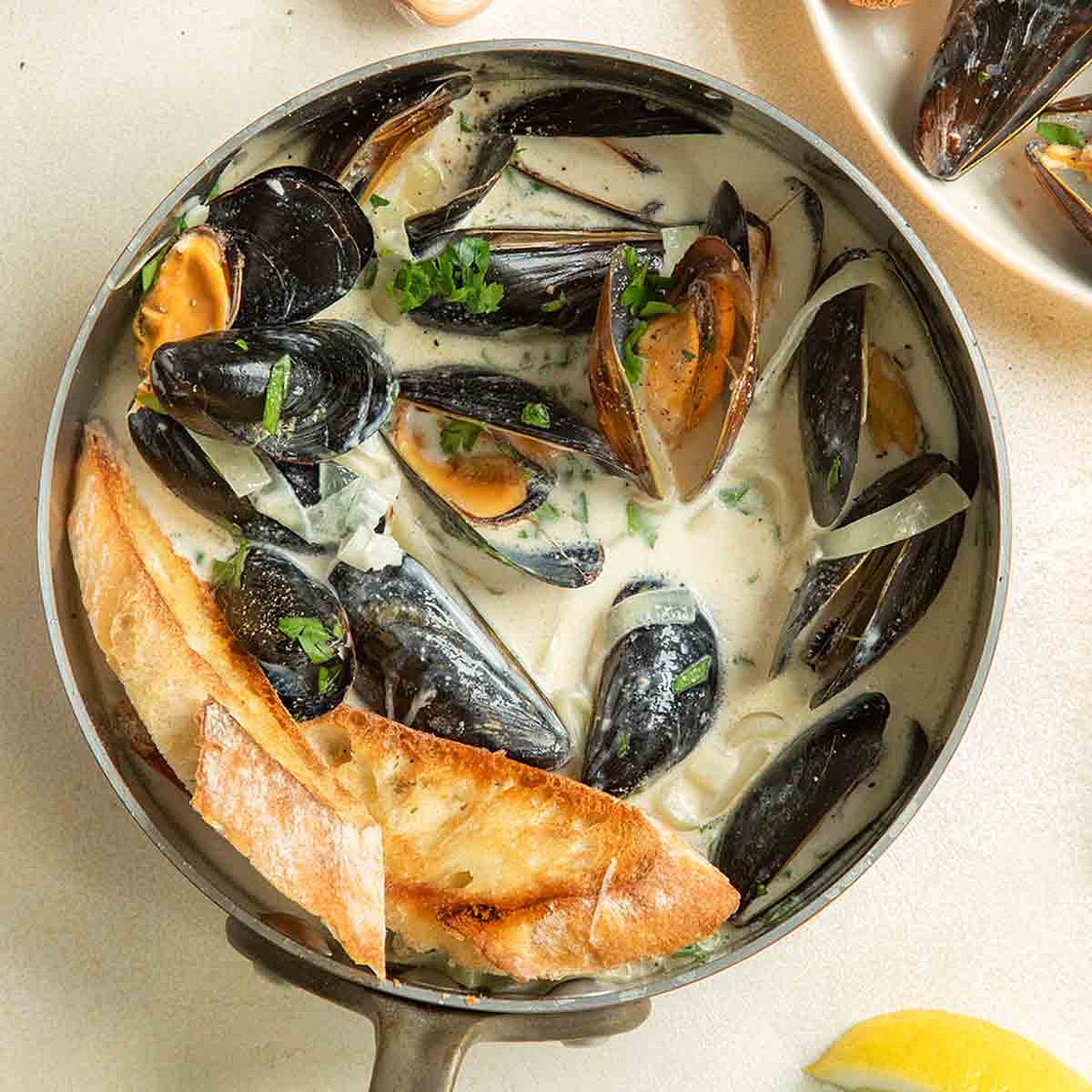 Mussels in a Creamy White Wine Garlic Sauce