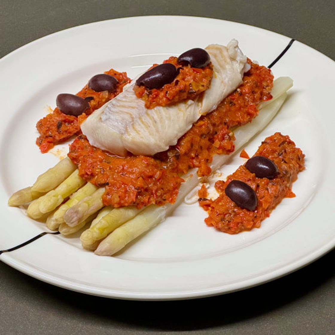 Steamed asparagus and pollock with pureed bell pepper
