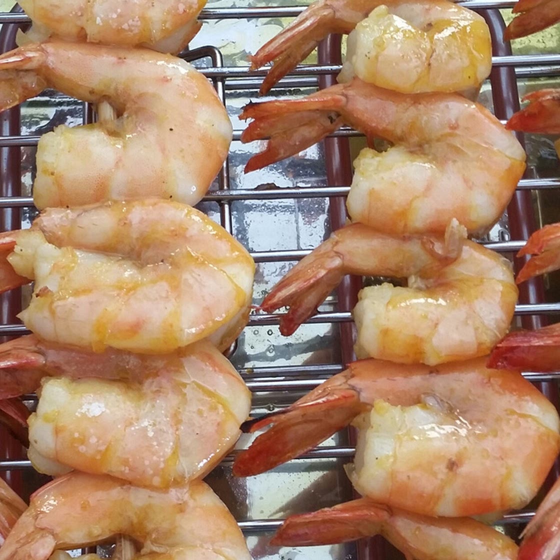 Espetos de camarão na brasa