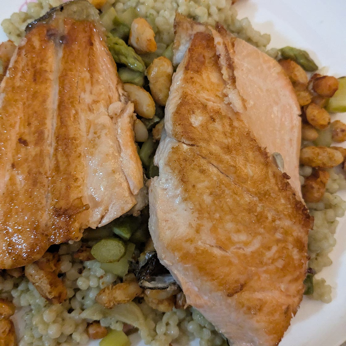 COUSCOUS PERLATO AL PESTO, SALMONE E ASPARAGI