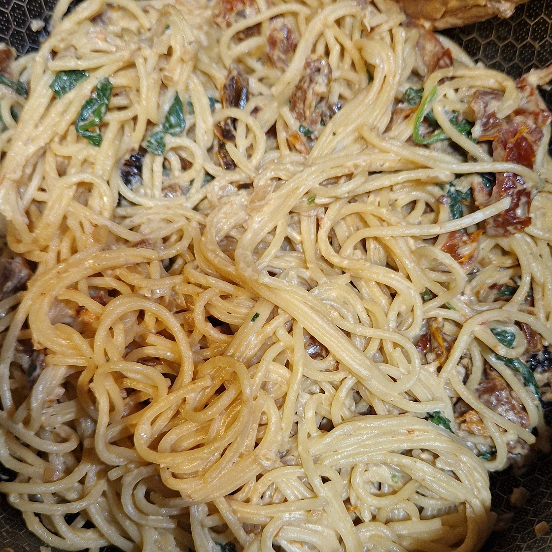 Spaghetti & Spinach with Sun-Dried Tomato Cream Sauce