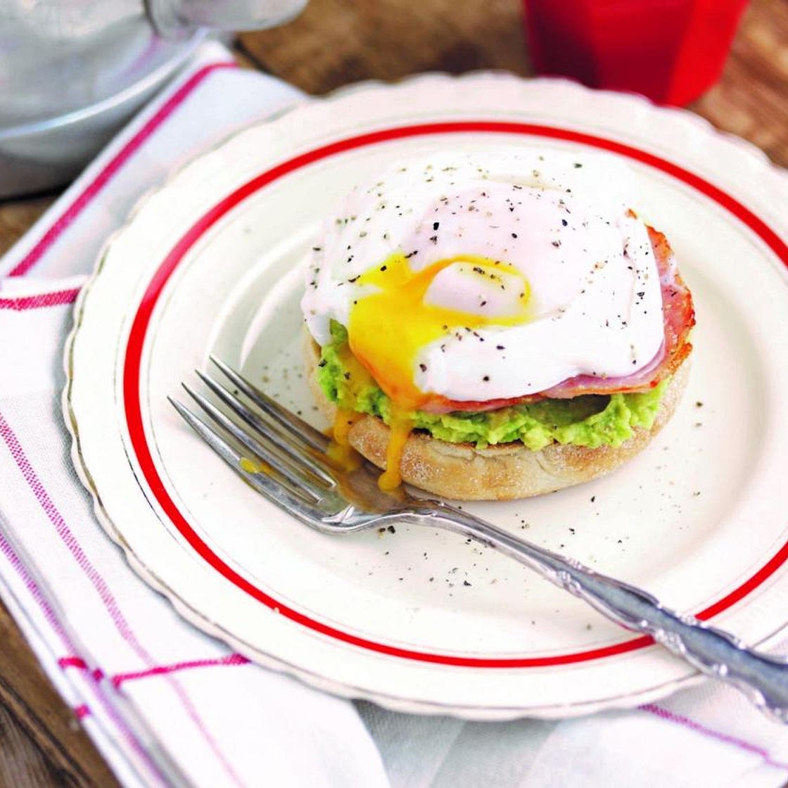 Receita de Ovos beneditinos com abacate