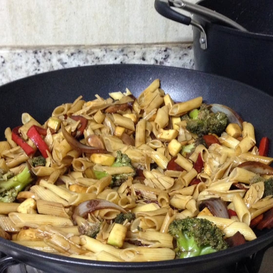 Macarrão com legumes ao shoyu na wok