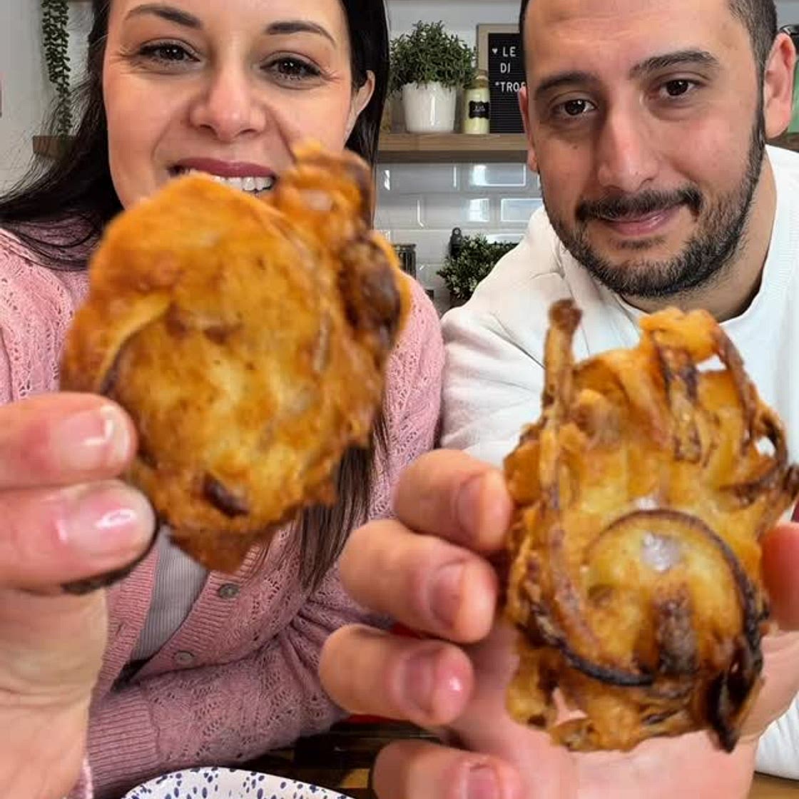 Queste FRITTELLE CROCCANTI DI CIPOLLE🧅 … sono pericolose: una tira l’altra! 😍�Croccanti fuori, morbide dentro… semplicemente irresistibili. E questa volta le ho preparate con il mio amico 🔥 📝 Ingredienti:�• 2 cipolle medie�• Sale e pepe q.b.�• 100 g fa