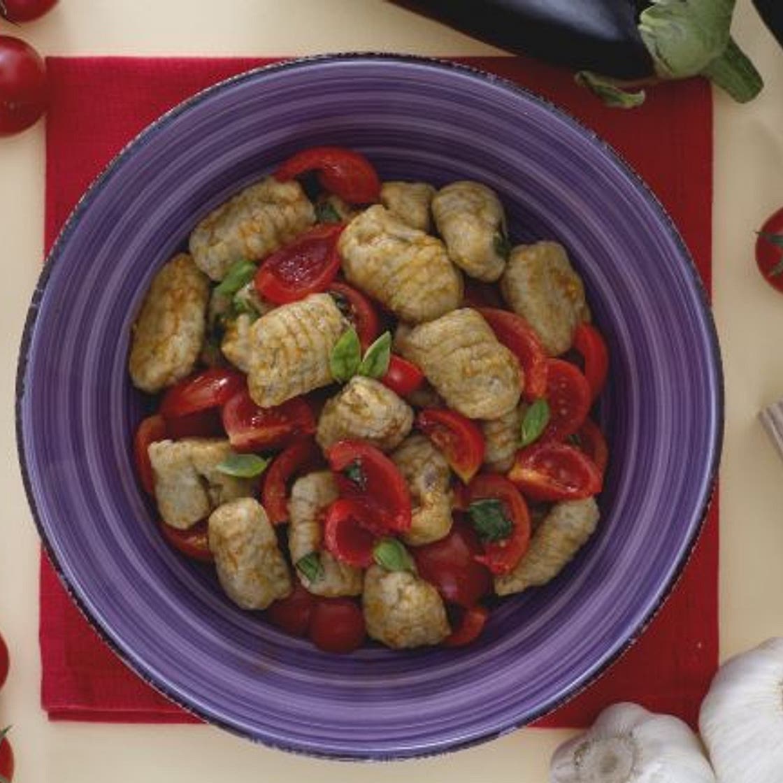 Gnocchi di melanzane con pomodorini e basilico