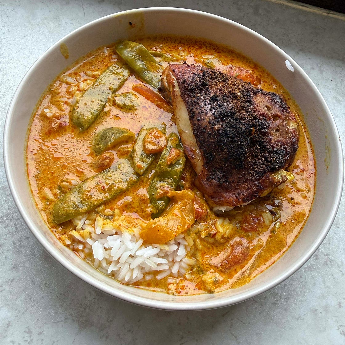 Rijst met gebraden kip en gele curry saus