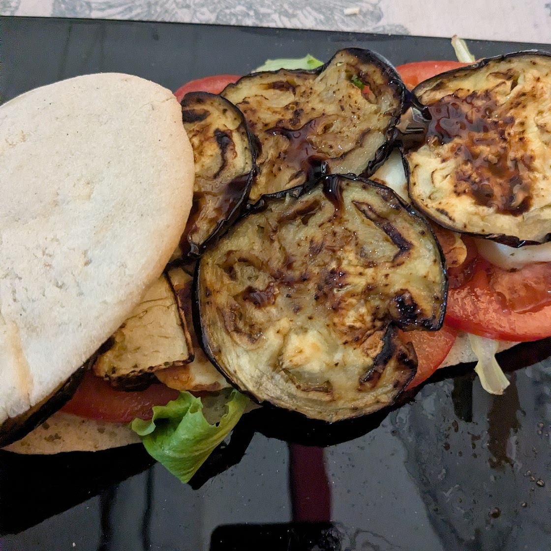 PITA AL FORMAGGIO STILE CIPRO E AIOLI