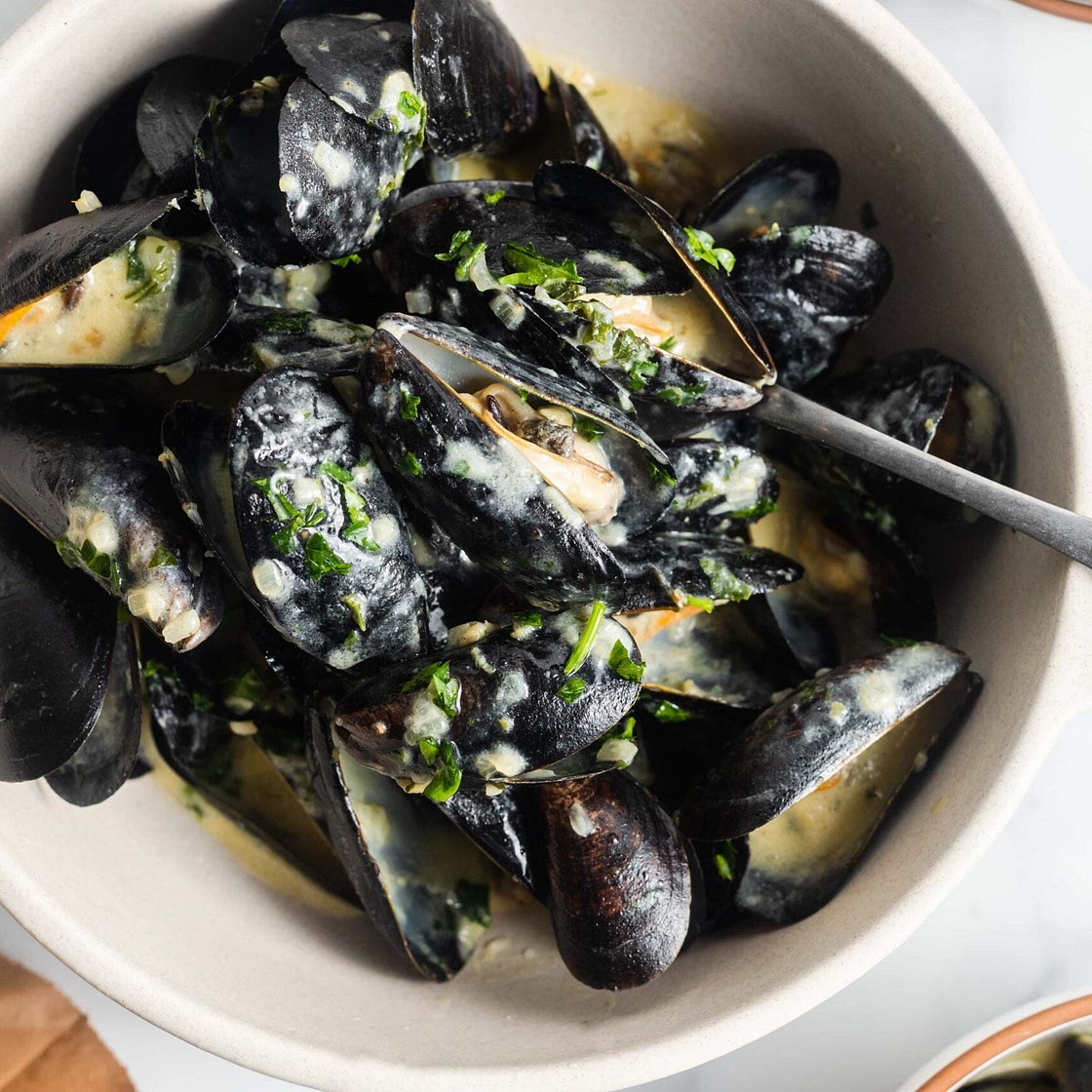 Mussels in Cream Sauce, Garlic, and Lemon