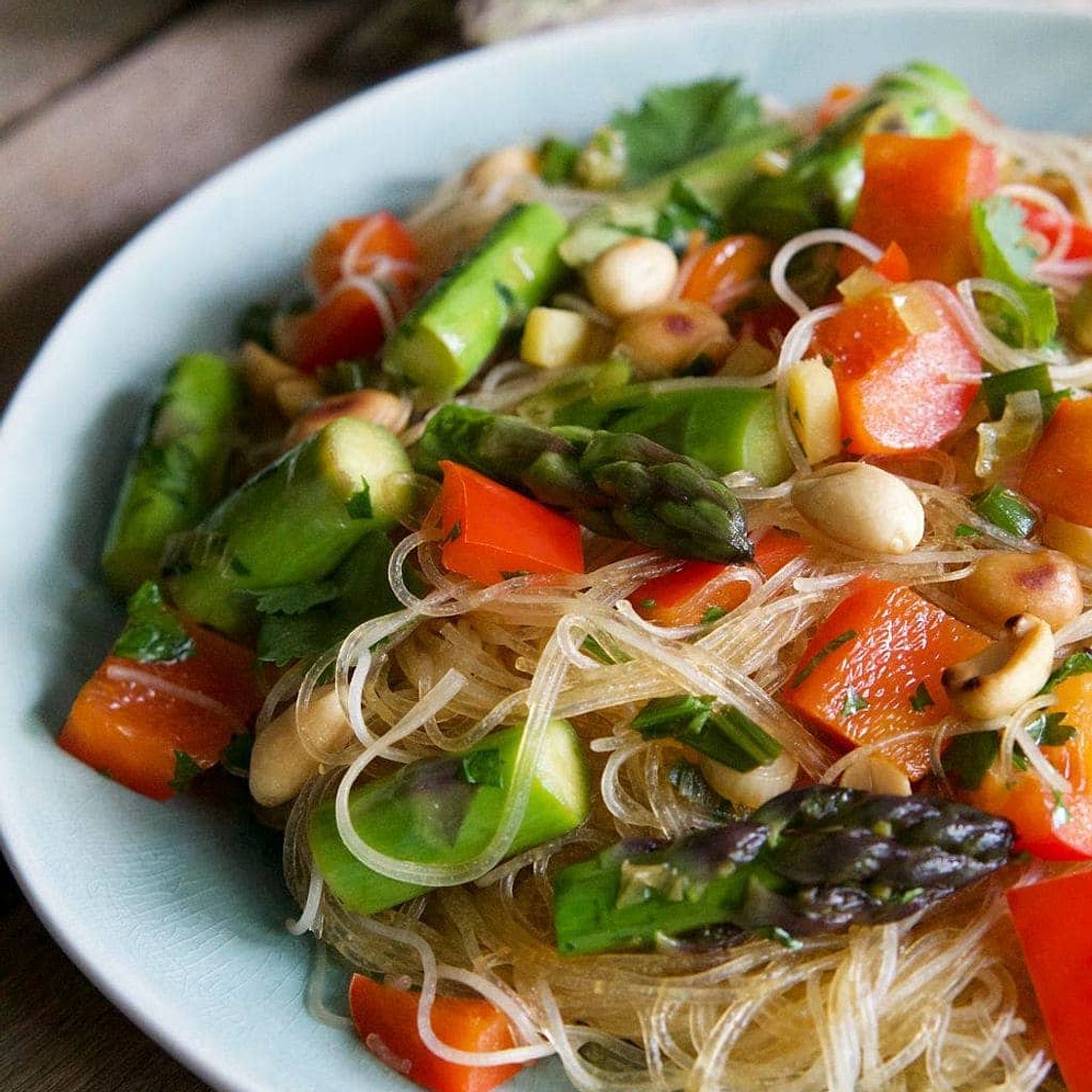 Asiatischer Reisnudel-Spargel-Salat