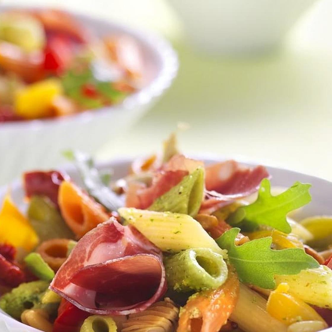 Salade de Mezze Penne Tricolore Barilla et antipasti à la roquette