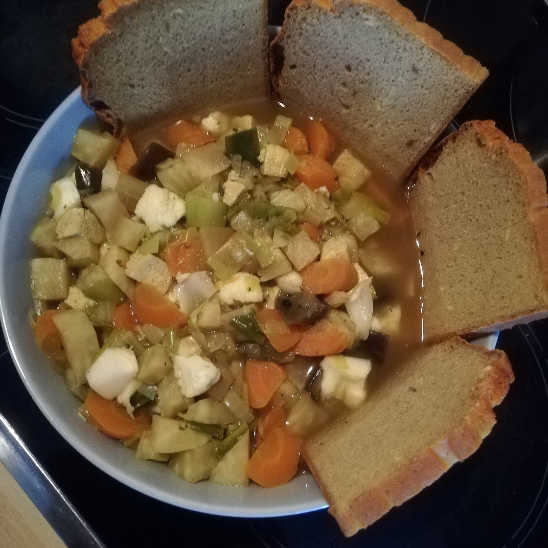 Reichhaltige Gemüsesuppe mit Tofueinlage