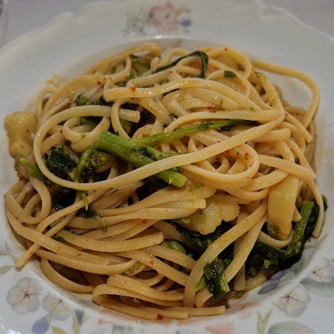 pasta con broccoli, olio e peperoncino, cucinata sulla stufa a legna… perché le cose più semplici sono sempre le più buone. 🔥❤️ 📝 Ingredienti: 🥦 1 kg di brocco