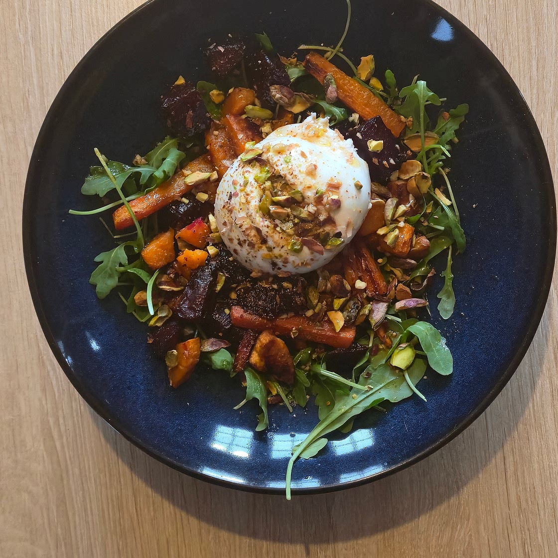Salade chaude de légumes rôtis à la burrata et pistaches