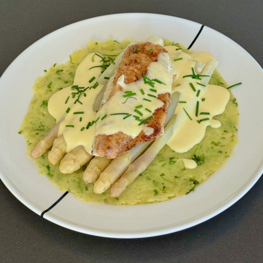 Asparagus and catfish with mousseline sauce