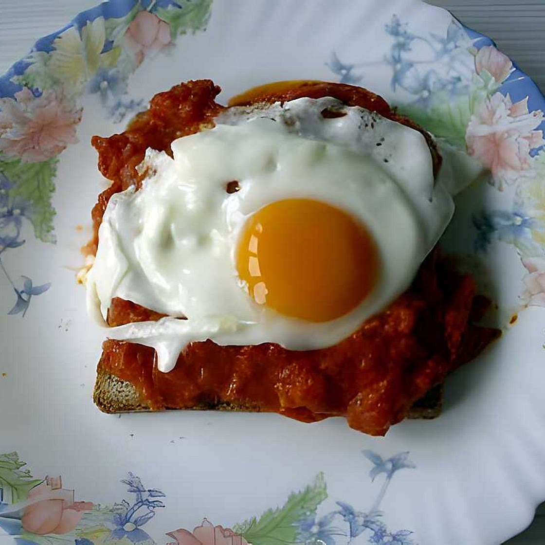 CANAPES TOMATES ET ŒUFS