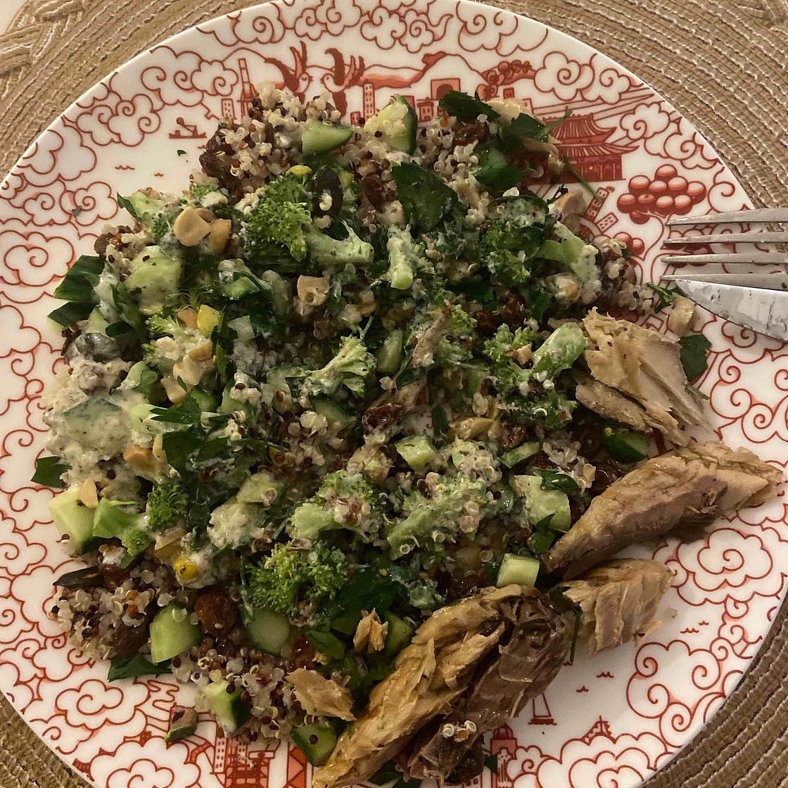 Salad Brocolis Quinoa Cucumber Raisin 