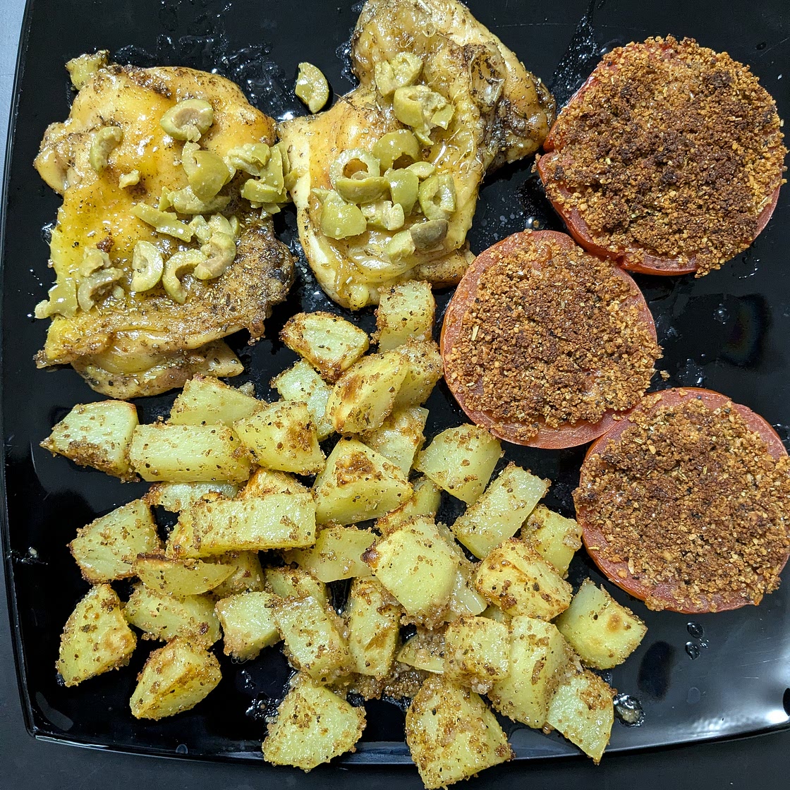 POLLO ALLE ERBE E PATATE ALLA PROVENZALE CON POMODORI GRATINATI