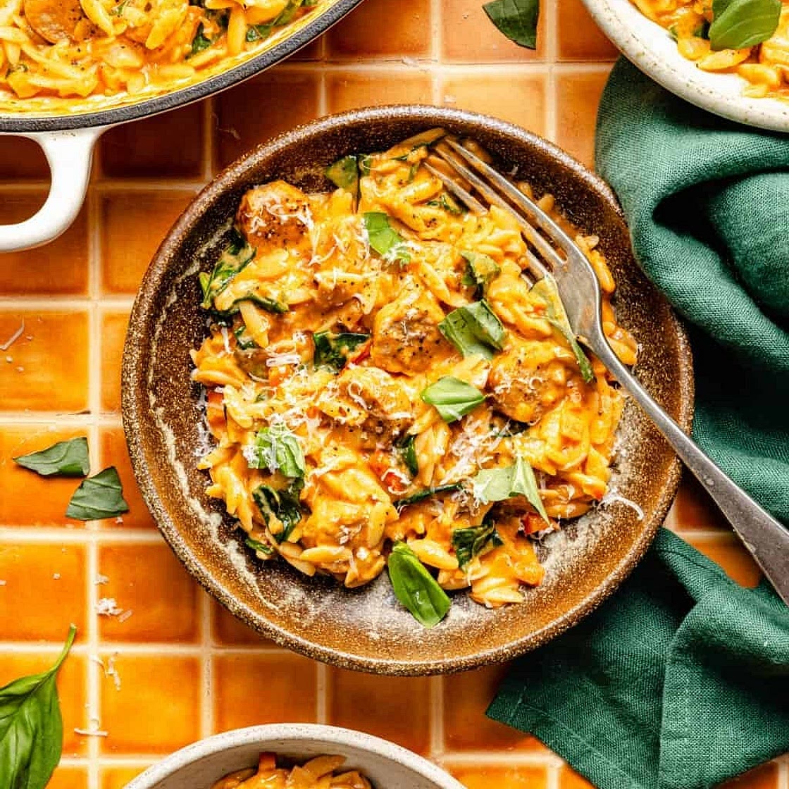 Minced sausage orzo with peppers and fresh mozzarella
