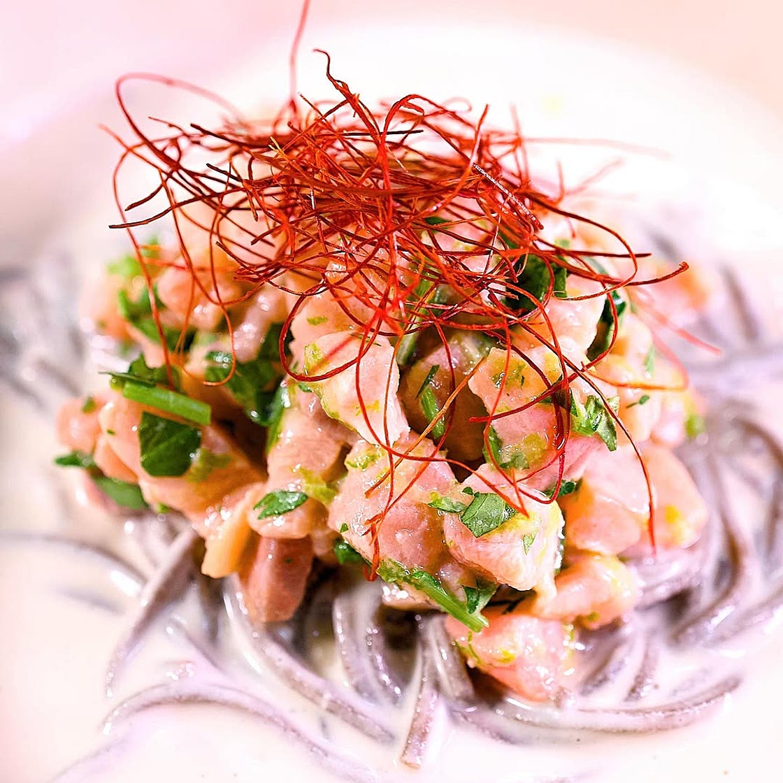 Soba con ajoblanco y tartar de salmon