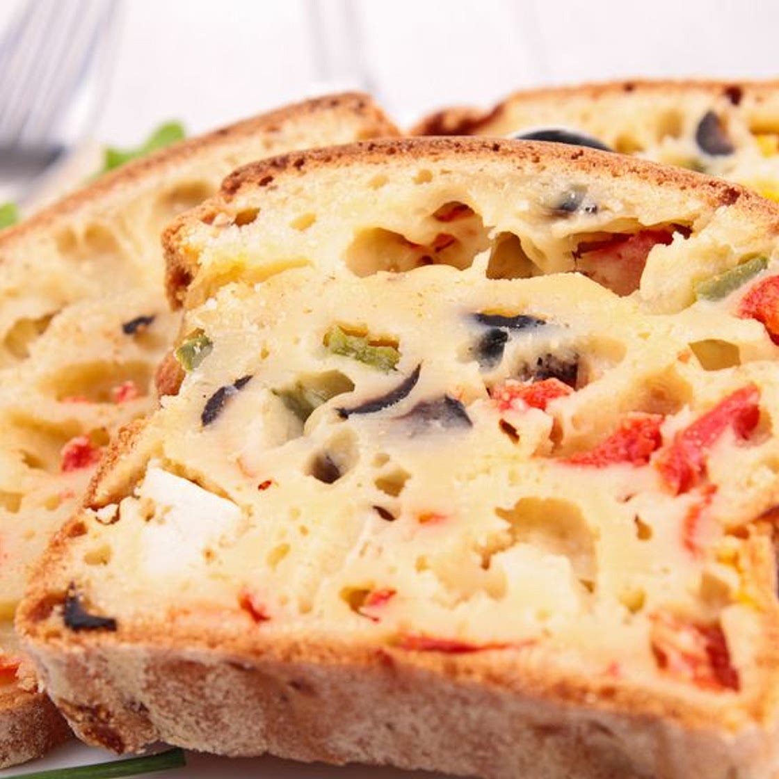 Cake chèvre, tomates séchées et basilic