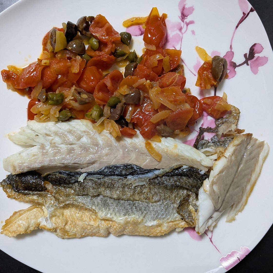 FILETTO DI BRANZINO ALL' ACQUA PAZZA CON INSALATA