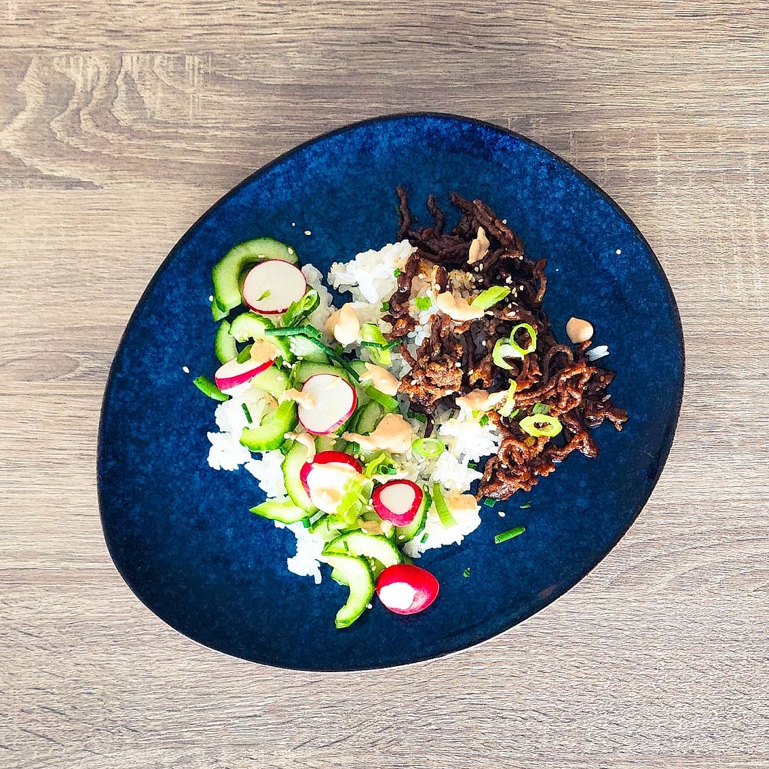 Bol de bulgogi avec du bœuf haché et de la sauce gochujang