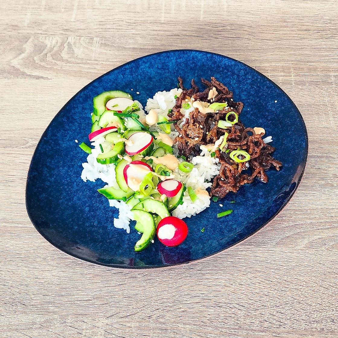 Bol de bulgogi avec du bœuf haché et de la sauce gochujang