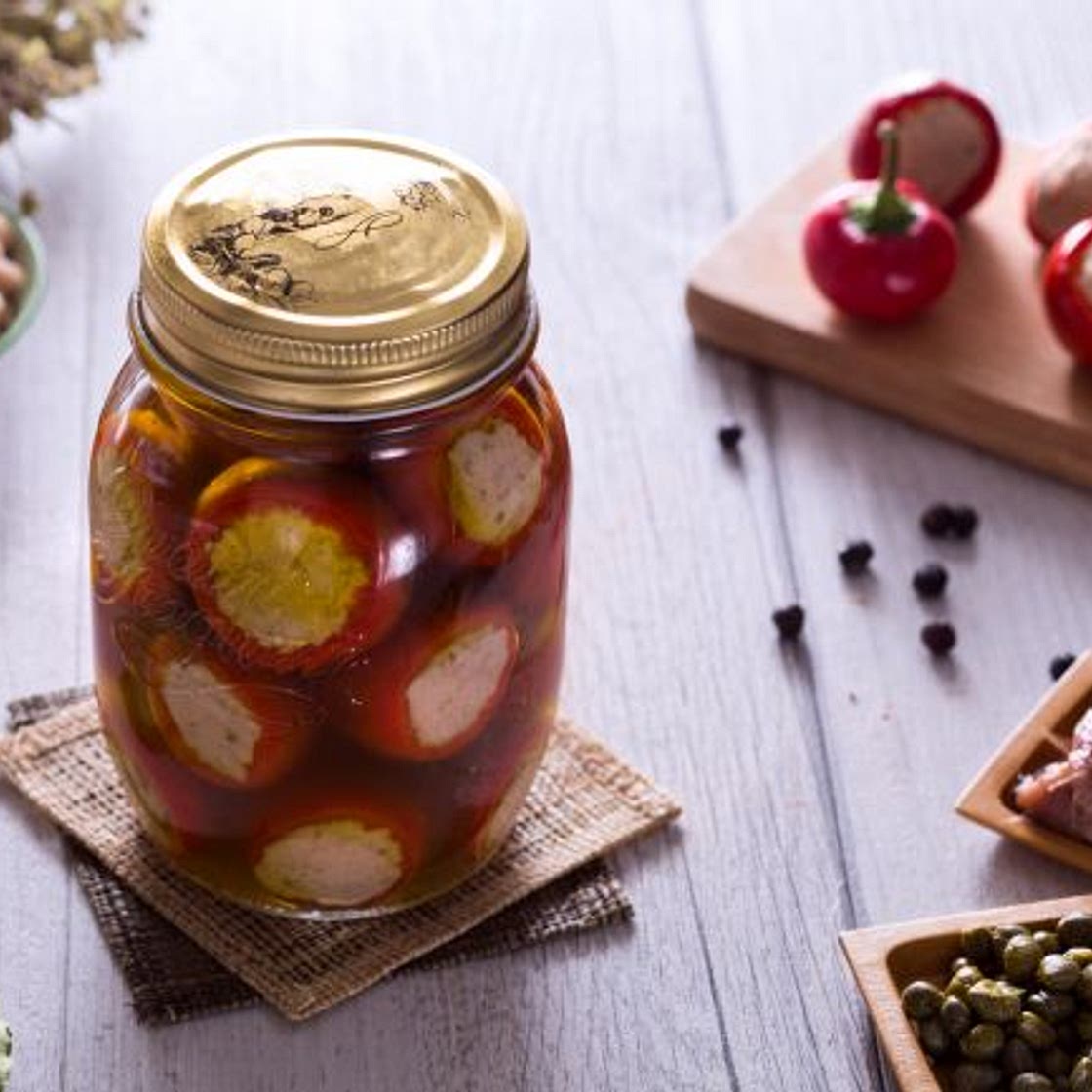 Peperoncini piccanti ripieni di tonno, alici e capperi