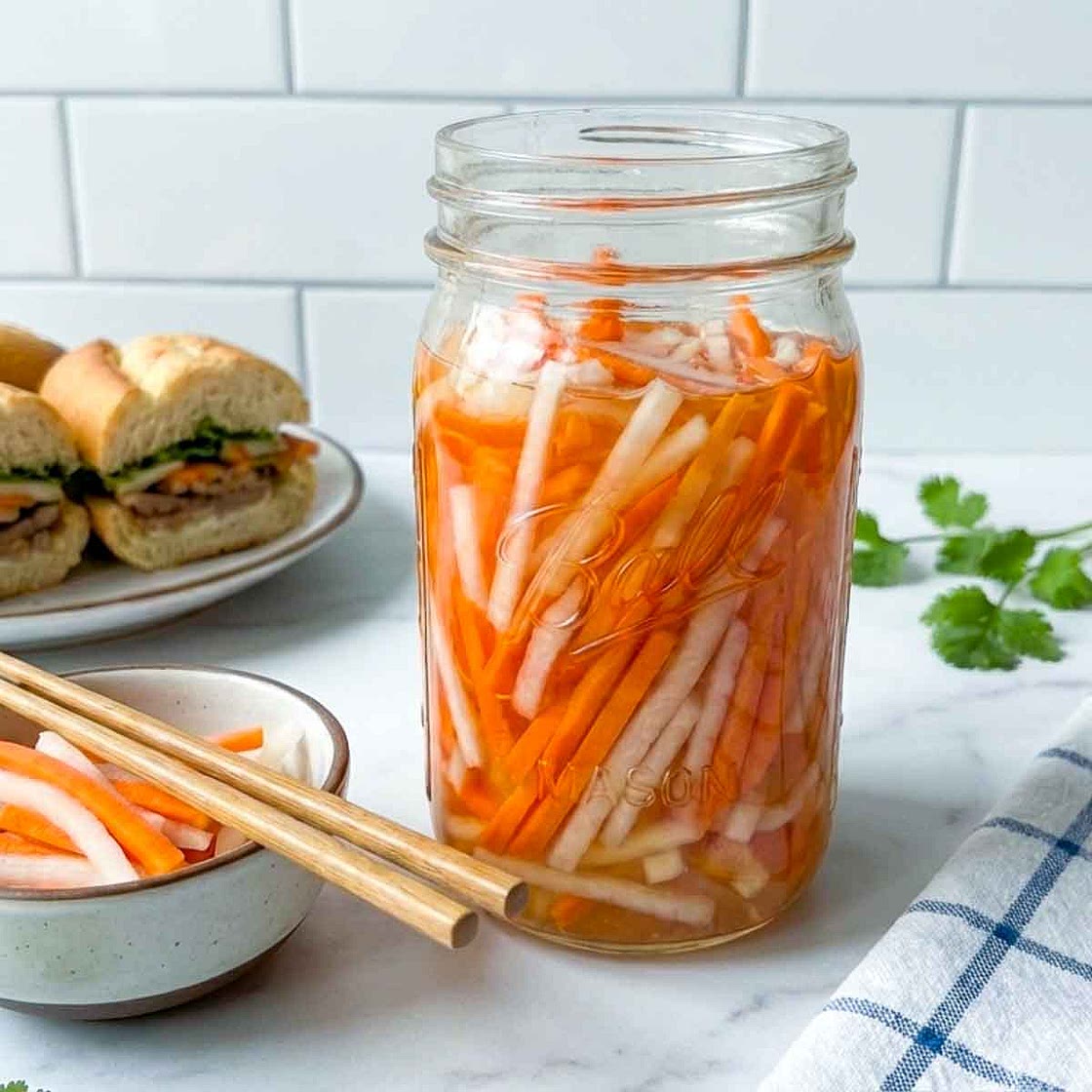 Vietnamese Pickled Carrots and Daikon (Đồ Chua)