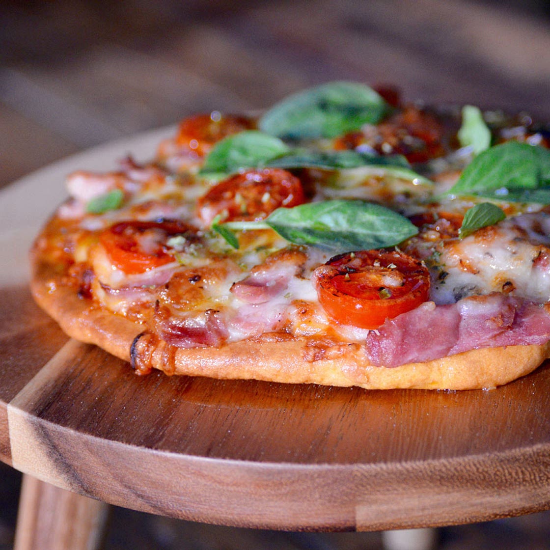 Pizza de jamón, champiñones y mozzarella