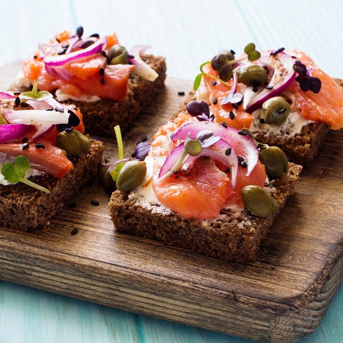 Dunkles Brot mit Hüttenkäse, Lachs und Kapern
