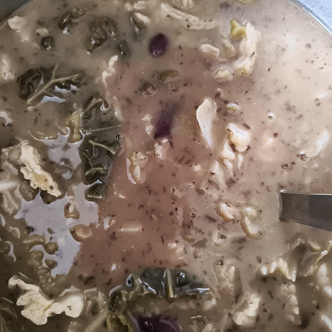 Sopa de couve com feijão vermelho