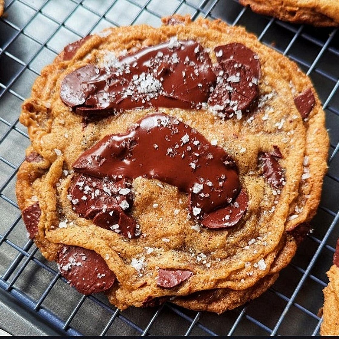 Date, peanut butter, dark chok cookies