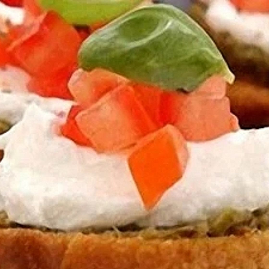DW BRUSCHETTAS WITH GOATS' CHEESE, BASIL AND TOMATO