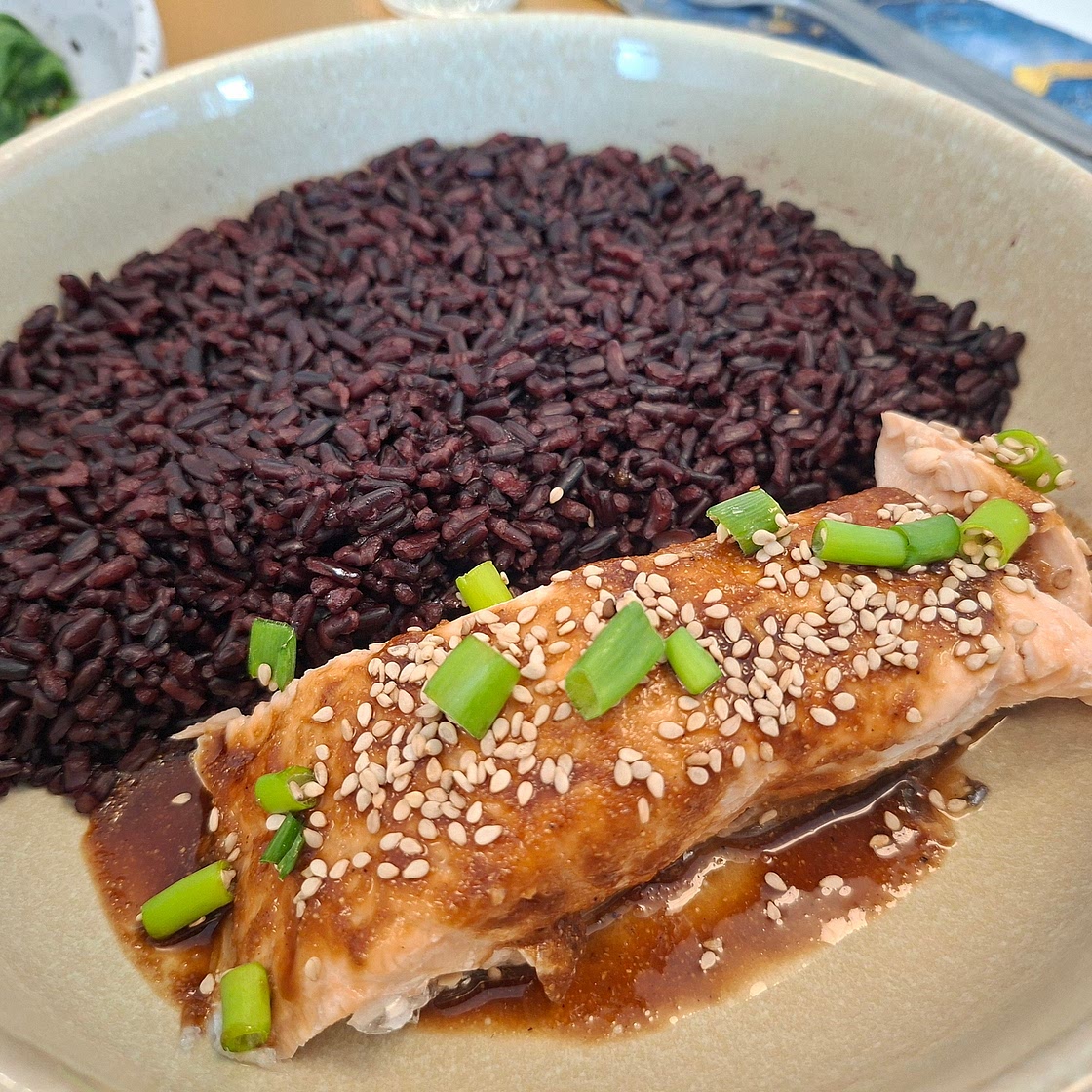 Steamed Black Rice with Salmon and Garlic Soy Sauce