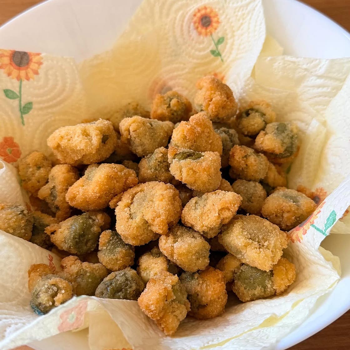 Olive fritte Le ho viste in giro sul web ed ero curiosa di provarle… a dire il vero mio marito più di me 😆 Le Olive fritte si preparano in 15 minuti, croccanti e sono una tira l’altra!!! 🤤🤤 400g di olive denocciolate 2 uova Farina q.b. Pangrattato q.b. Sale Olio per