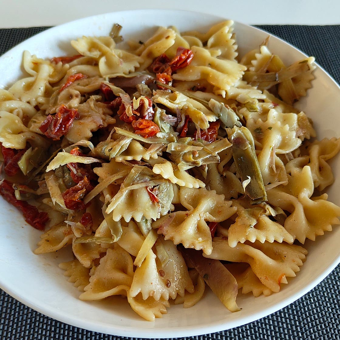 Pasta ai carciofi e pomodori secchi