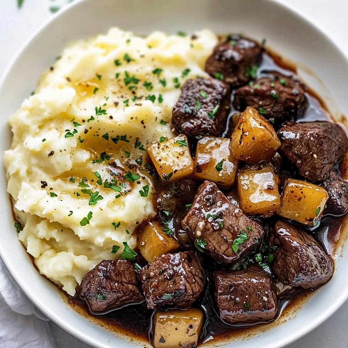 GARLIC BUTTER BEEF BITES WITH CREAMY MASHED POTATOES