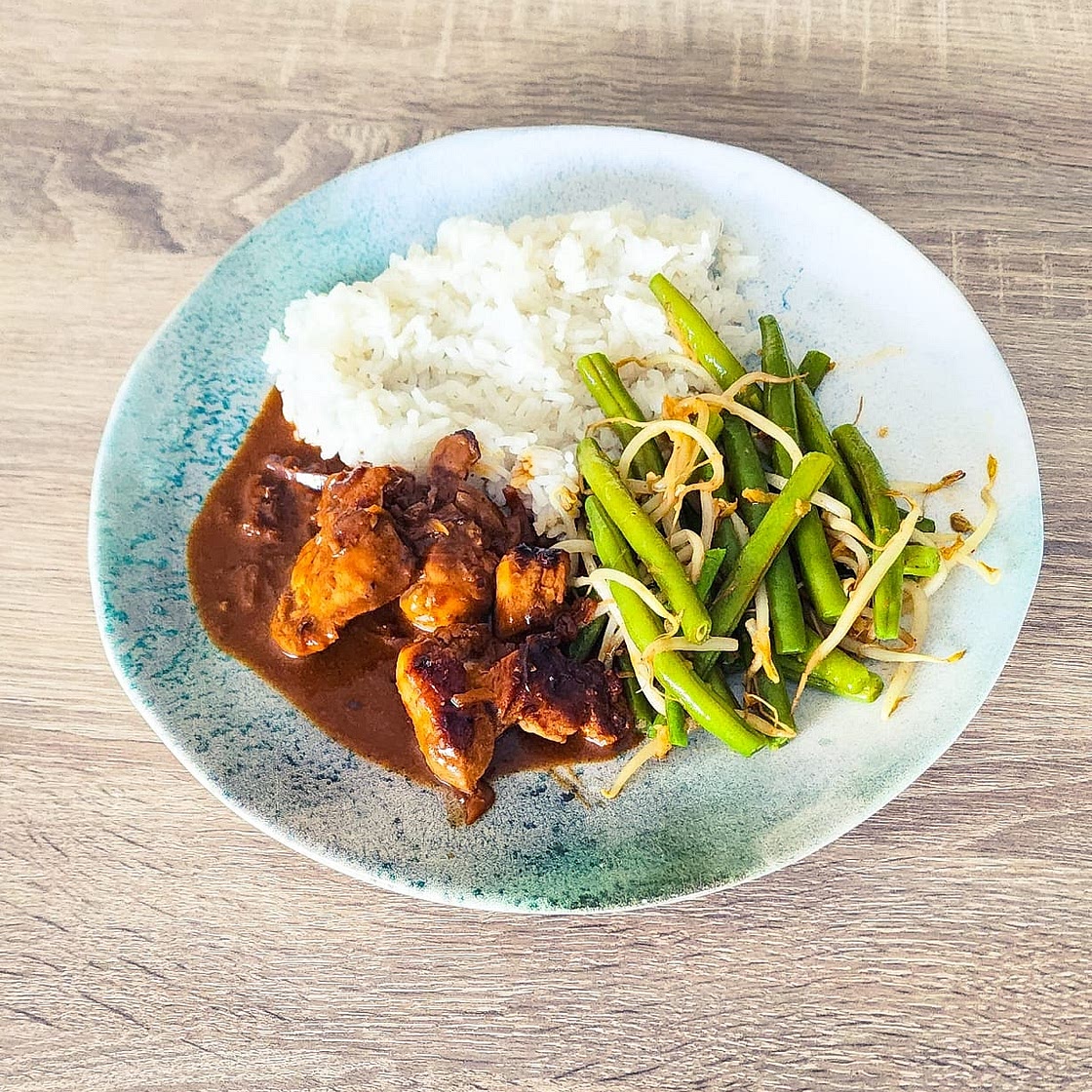 Poulet saté en sauce cacahuètes & haricots verts