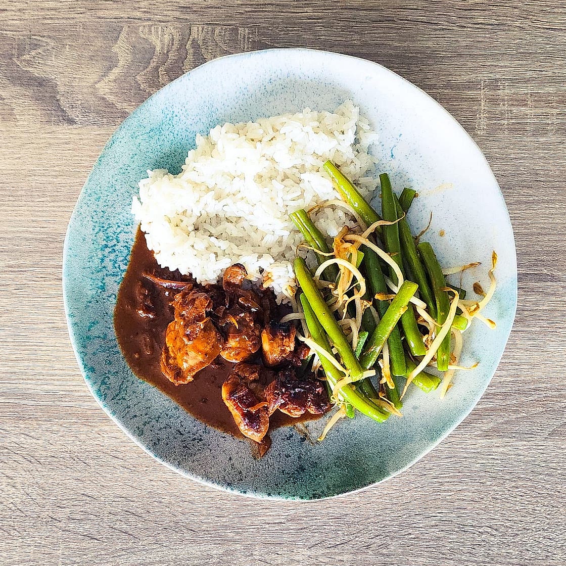 Poulet saté en sauce cacahuètes & haricots verts