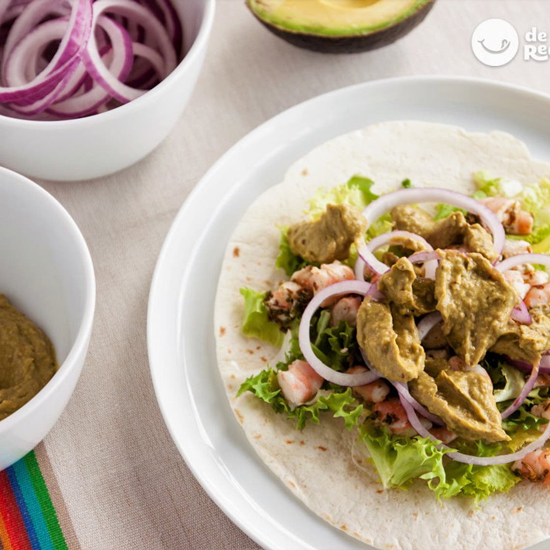 Tacos de langostinos con salsa de aguacate