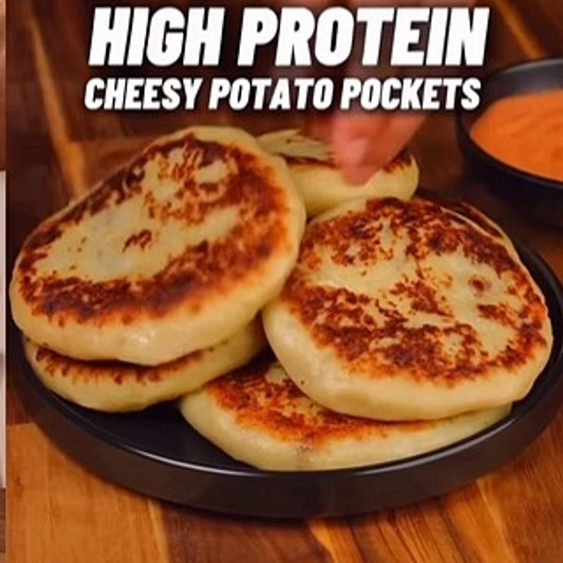 Empanadillas de patata rellenas de carne y queso