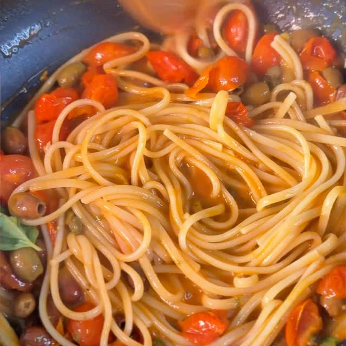 pasta con olive più sottovalutata d’Italia ed è anche la più semplice 🍝 Ingredienti: - Linguine 300g - Pomodorini ciliegino 200g - Olive 50g - Alici 3 - Capperi q.b. - Aglio q.b. - Basilico q.b. - Origano q.b. Procedimento: - In una padella fate rosolar