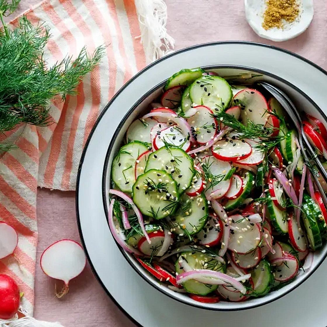 Fraîcheur et saveur au menu avec radis, concombre et herbes