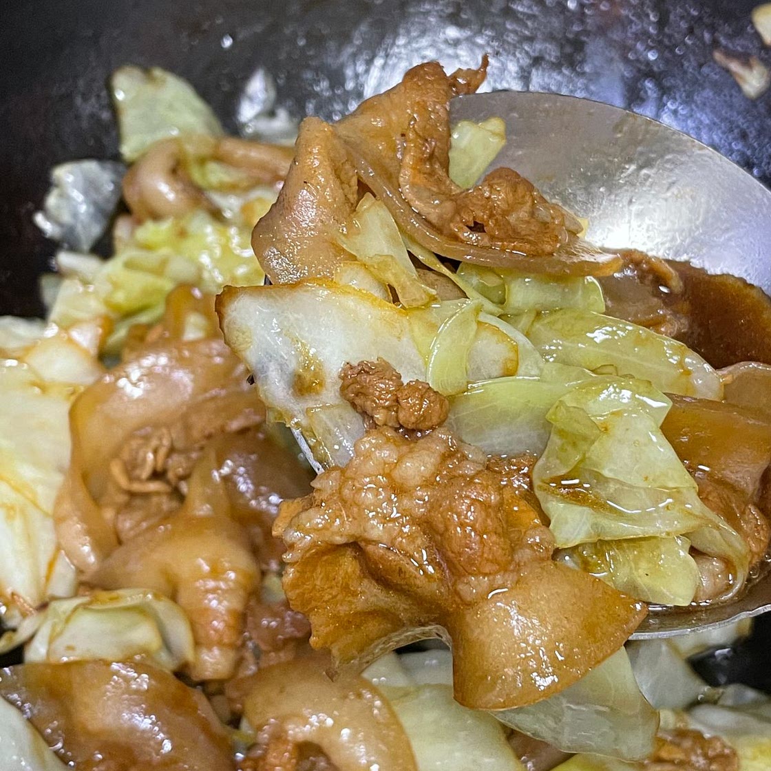 Chinese Stir-Fried Cabbage with Pork Belly (五花肉手撕包菜）