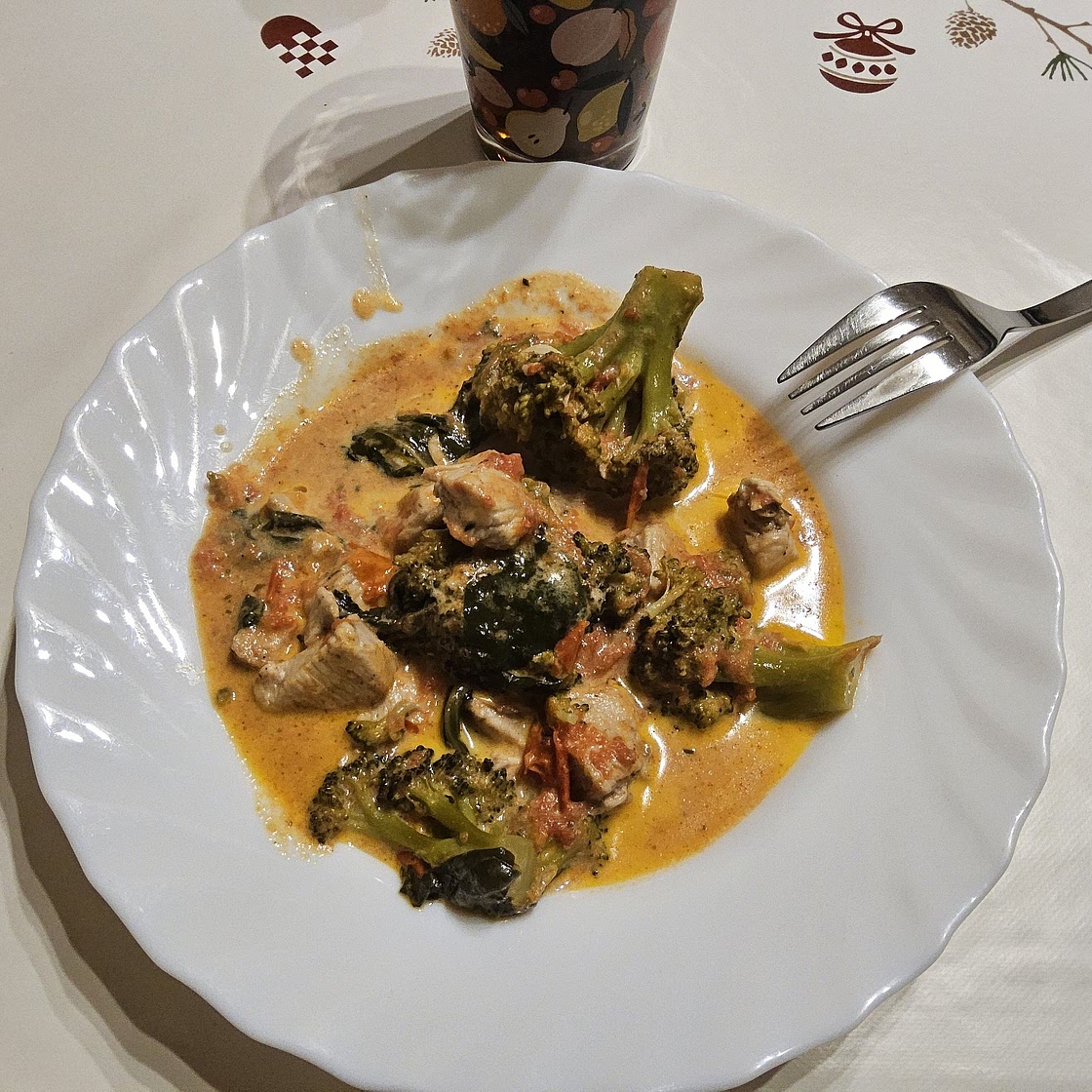 15 Minute Keto Garlic Chicken with Broccoli and Spinach