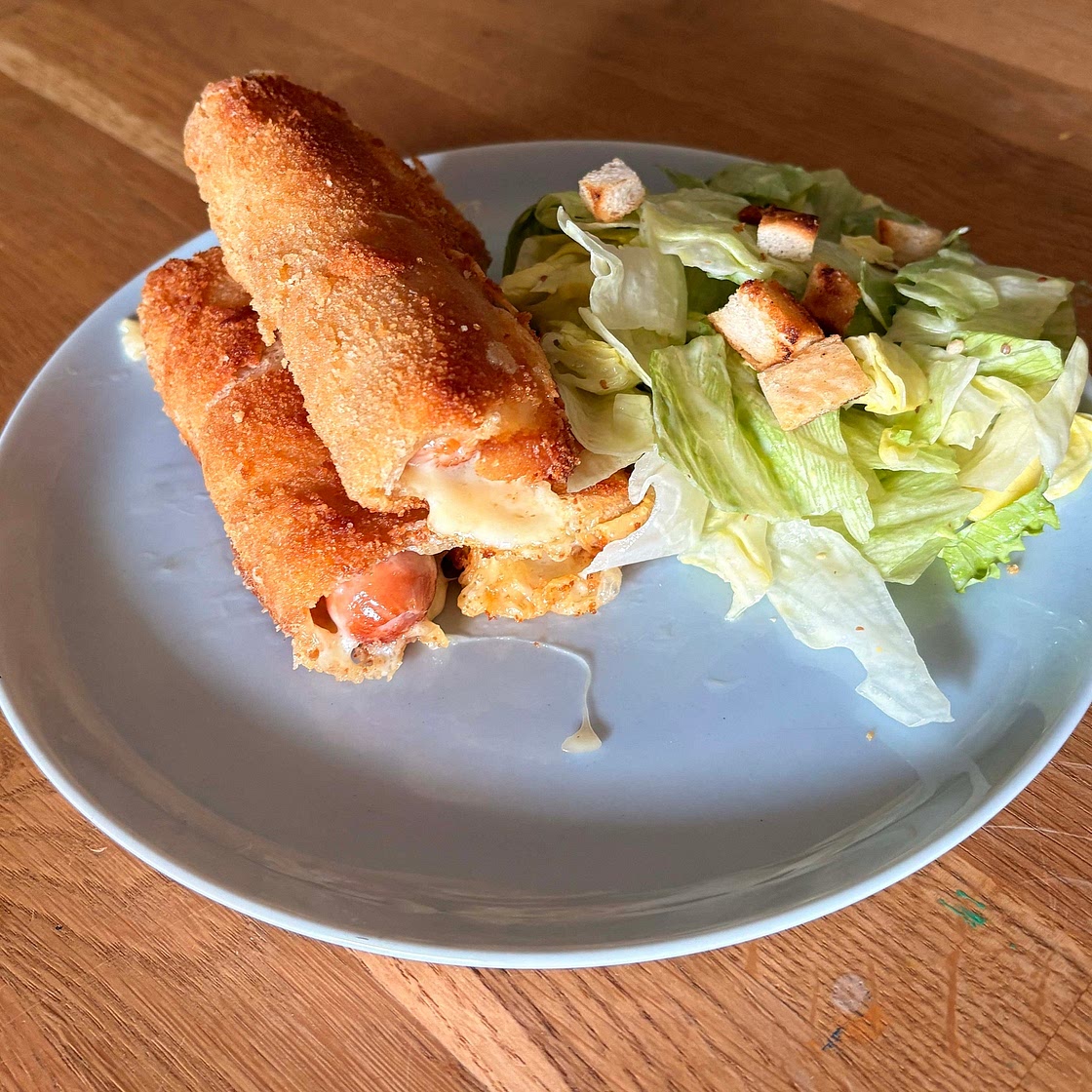 Leckere Toastrolls mit Käse und Würstchen