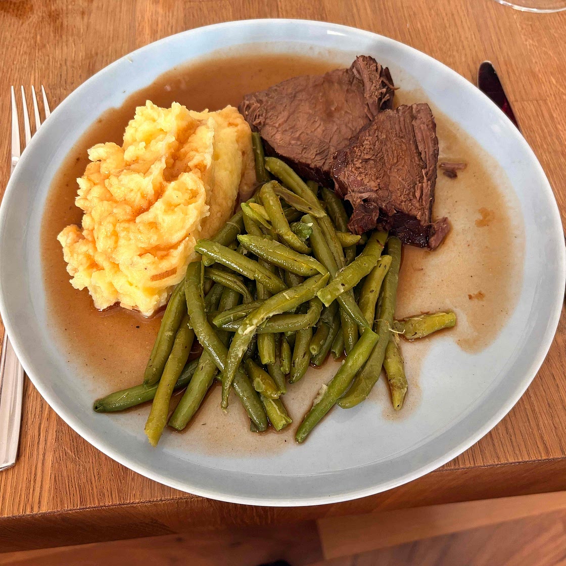 Rinderschmorbraten mit Bohnen und Kartoffelbrei